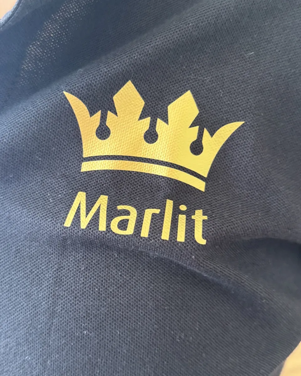 Goldene Krone und der Name Marlit auf dem Jubiläumsshirt