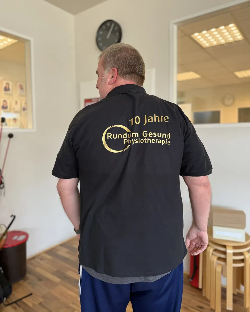 Rückenaufdruck „10 Jahre Rundum Gesund Physiotherapie“ auf dem Jubiläumsshirt