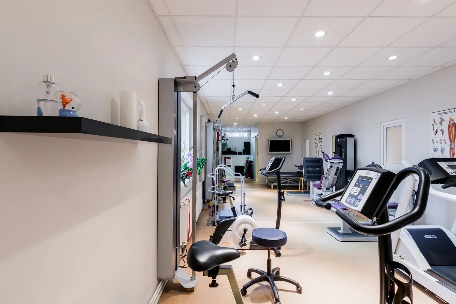 Trainingsbereich mit Seilzuggerät, Ergometern und Laufband