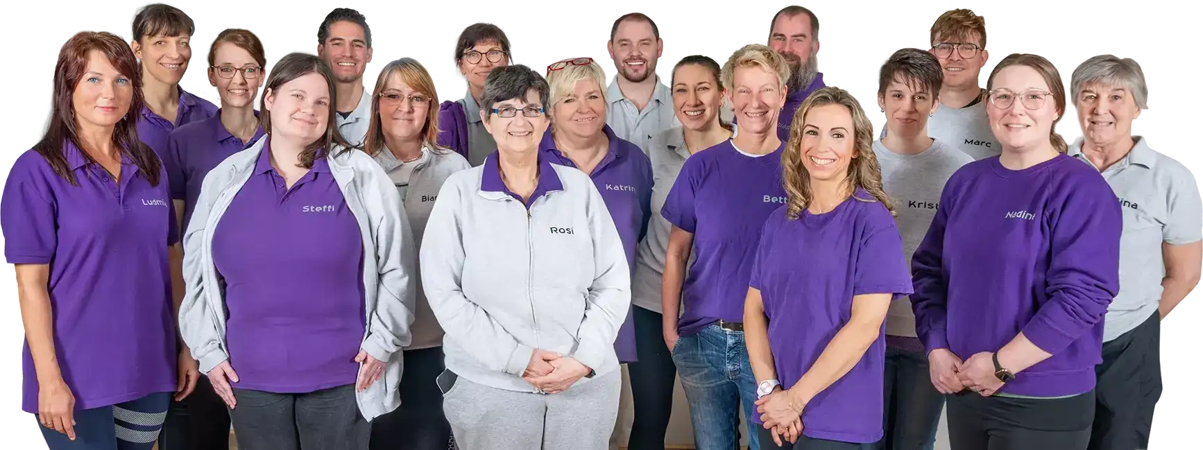 Teamfoto der Praxis Rundum Gesund Physiotherapie in Berlin-Wittenau mit 18 Kolleginnen und Kollegen in Praxisshirts